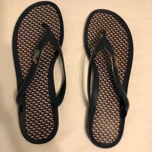 Vineyard Vines navy blue flip flops